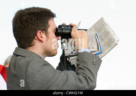 Iffezheim, un uomo guarda attraverso il suo binocolo Foto Stock