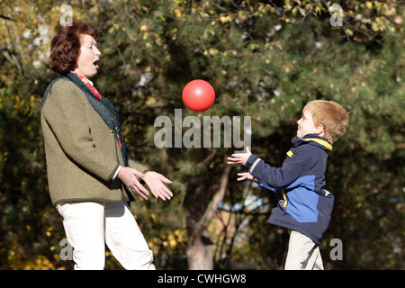 Berlino, una nonna a giocare con una palla ragazzo Foto Stock