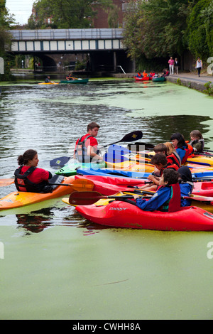 I giovani imparano a Kayak / Canoa sul regent Canal vicino a Camden Lock (parte del castello di pirata Carità) Foto Stock