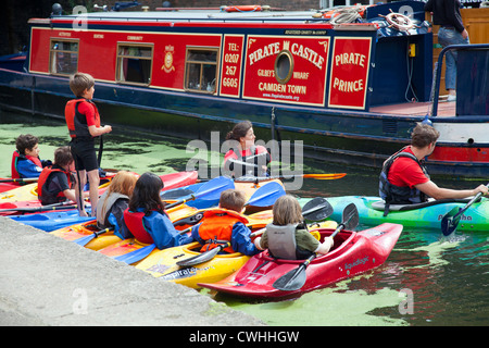 I giovani imparano a Kayak / Canoa sul regent Canal vicino a Camden Lock (parte del castello di pirata Carità) Foto Stock