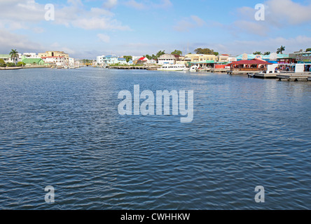 Il fiume Belize e ponte girevole in Belize City dal terminal delle navi da crociera Foto Stock