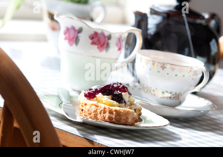 Tradizionale tè alla crema con frutta scone e marmellata Foto Stock