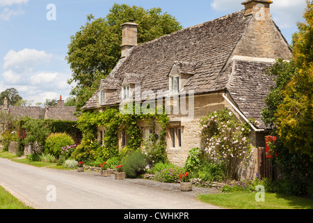 Un tipico cottage in pietra tradizionale nel villaggio di Cotswold di Taynton, Oxfordshire, Regno Unito Foto Stock