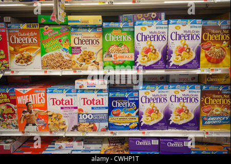 Scatole di General Mills cereali per la prima colazione vengono miscelati con house brand simili prodotti sugli scaffali del supermercato Foto Stock