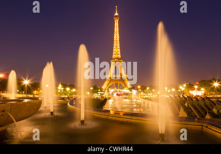 Fontaines de Chaillot, Torre Eiffel skyline di Parigi Francia EU Europe Torre Eiffel con fontane del Trocadero di notte skyline di Parigi Francia EU Europa Foto Stock