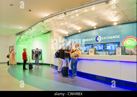 Cambio valuta Sala partenze dall'Aeroporto Internazionale di Manchester Inghilterra UK GB EU Europe Foto Stock