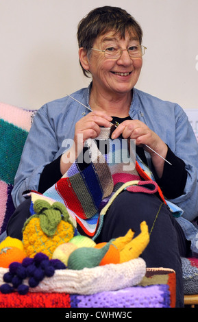 Volontari di carità Emmaus hanno lavorato a maglia di una dimensione di vita soggiorno, responsabile del progetto Monica Crowe Foto Stock