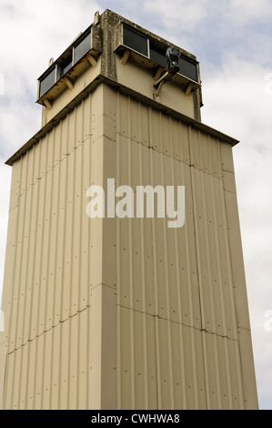 Torre di avvistamento al labirinto abbandonato carcere (Long Kesh) Foto Stock