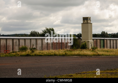 Torre di avvistamento e di parete in corrispondenza del labirinto abbandonato carcere (Long Kesh) Foto Stock