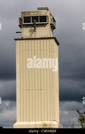 Torre di avvistamento al labirinto abbandonato carcere (Long Kesh) Foto Stock