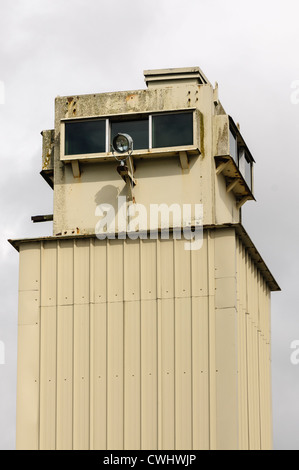 Torre di avvistamento al labirinto abbandonato carcere (Long Kesh) Foto Stock