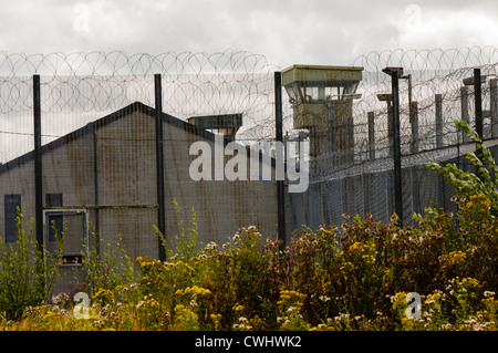 Recinzioni di sicurezza e di torri di avvistamento al labirinto abbandonato carcere (Long Kesh) Foto Stock