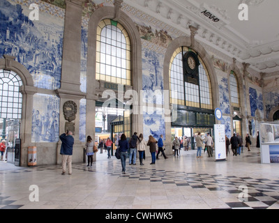 Stazione ferroviaria Estacao de Sao Bento Praça Almeida Garret Porto Portogallo Foto Stock