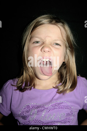 Ragazza,naughty,spuntavano lingua,grimace Foto Stock