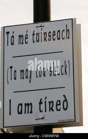 Segno su un lampost dicendo in gaelico 'Ta me tuirseach', un spelling fonetico e significato in inglese 'io sono stanco" Foto Stock