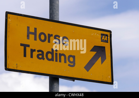 AA strada segno dare indicazioni al cavallo area commerciale Foto Stock