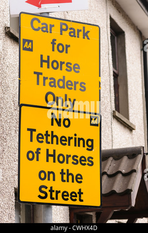 AA strada segno di avvertimento del parco auto è per i commercianti di cavalli, soltanto e non per il tether cavalli su strada Foto Stock