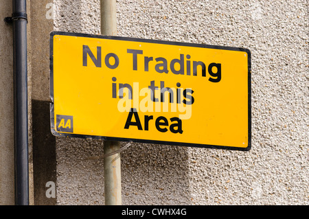 AA strada segno avvertimento contro il commercio in questa zona Foto Stock