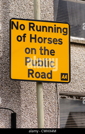 AA un cartello stradale che vieta la corsa dei cavalli sulla strada pubblica Foto Stock