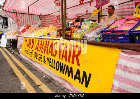 Pressione di stallo di mercato al Ould Lammas Fair a Ballycastle, vendita di Yellowman tradizionali, un tipo di nido d'ape. Foto Stock