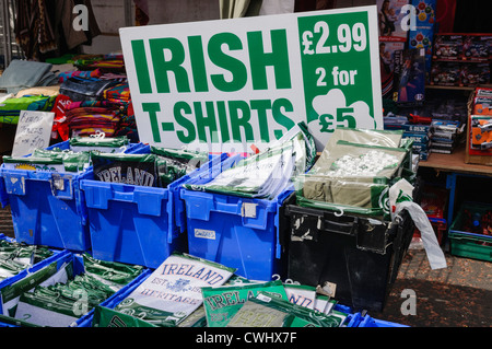 Irish t-shirt in vendita su un mercato in stallo. Foto Stock