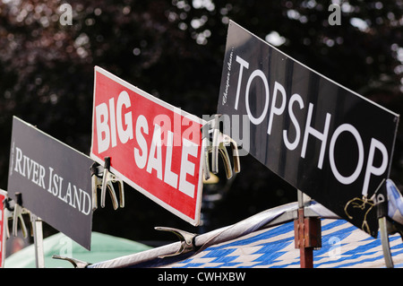 Insegne pubblicitarie prodotti contraffatti dal fiume isola e Top shop in un mercato in stallo Foto Stock