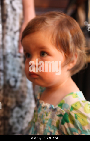 Bambina in una chiesa Foto Stock