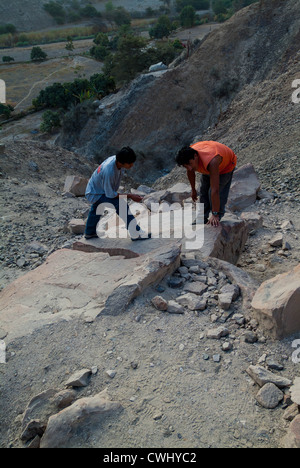 Guide peruviana sottolineando incisioni rupestri a Palpa Perù di petroglifi Chichictara America del Sud Foto Stock