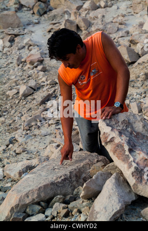 Uomo peruviano sottolineando i disegni in Palpa Perù di petroglifi Chichictara America del Sud Foto Stock