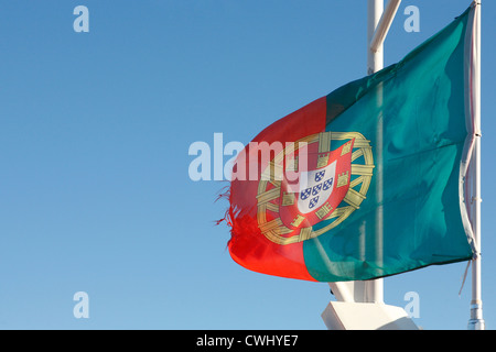 Meteo-portoghese battuto bandiera nazionale che fluttua nel vento Foto Stock