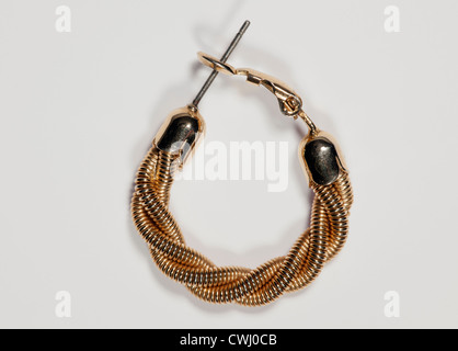 Ritorto di color oro effetto fune orecchini Foto Stock