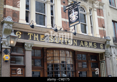 Il Sutton Arms pub in St Certosini, SMITHFIELD, Londra, Inghilterra Foto Stock