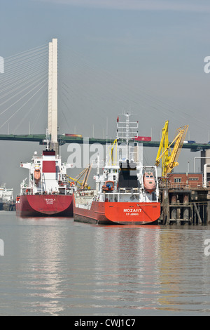 Due grandi navi mercantili ormeggiato sul fiume Tamigi a soli di fronte al Queen Elizabeth II bridge a Dartford Foto Stock