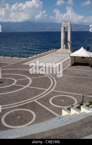 La statua della dea Atena presso l'Arena dello stretto sulla Via Marina, Reggio di Calabria, Italia Foto Stock