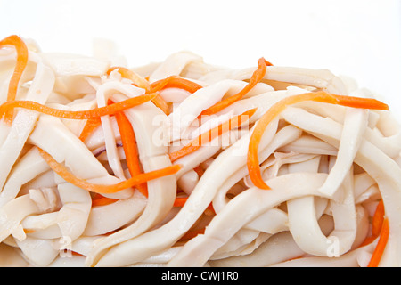 Frammenti di calamari marinati con la carota Foto Stock