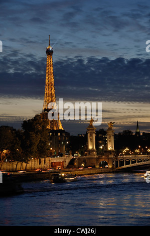 La torre Eiffel di notte con Senna in primo piano Foto Stock