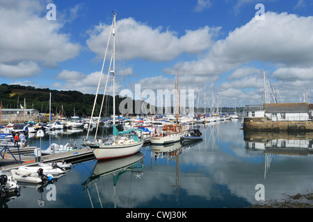 Yacht in marina a Mylor, vicino a Falmouth in Cornovaglia Foto Stock