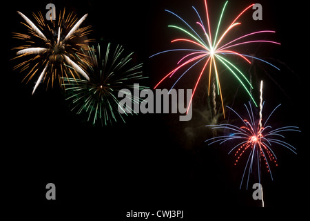 Un gruppo di fuochi d'artificio che esplodono nel cielo notturno per celebrare il giorno di indipendenza negli Stati Uniti o festività del 4 luglio Foto Stock