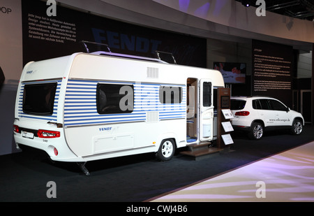 Fendt caravan con un VW Tiguan al Caravan Salon Exhibition 2012 il 27 agosto 2012 a Düsseldorf, Germania Foto Stock