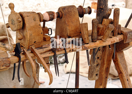 Un vecchio tornio con un set di utensili per la lavorazione del legno: martello, scalpelli, pinze Foto Stock