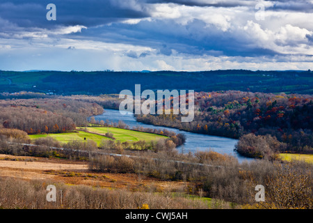 Il Mohawk River si snoda attraverso Mohawk Valley vicino a Little Falls, New York Foto Stock