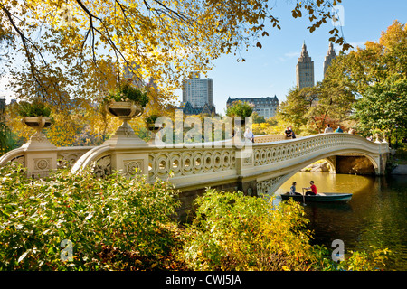 Il ponte in ghisa di Calvert Vaux, Central Park, New York City. Torri di appartamenti San Remo visibili in lontananza. Foto Stock