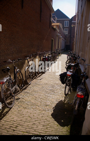 Le biciclette parcheggiate nel vicolo olandese Foto Stock