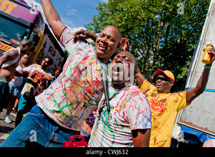 I partecipanti gridando e cantando in annuale di carnevale di Notting Hill 2012 Foto Stock