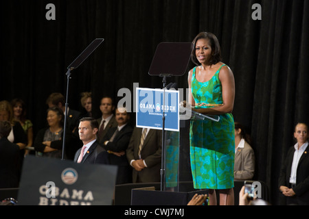 Orlando, FL. Stati Uniti d'America Agosto 5, 2012 - noi la First Lady Michelle Obama campagne in Orlando, stato di oscillazione in Florida, USA I-4 corridoio Foto Stock