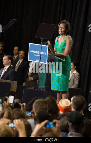 Orlando, FL. Stati Uniti d'America Agosto 5, 2012 - noi la First Lady Michelle Obama campagne in Orlando, stato di oscillazione in Florida, USA I-4 corridoio Foto Stock