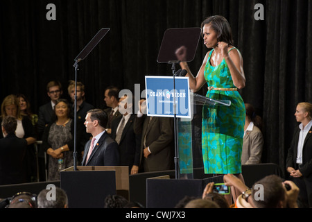 Orlando, FL. Stati Uniti d'America Agosto 5, 2012 - noi la First Lady Michelle Obama campagne in Orlando, stato di oscillazione in Florida, USA I-4 corridoio Foto Stock