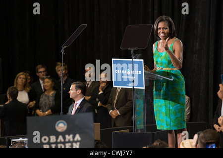 Orlando, FL. Stati Uniti d'America Agosto 5, 2012 - noi la First Lady Michelle Obama campagne in Orlando, stato di oscillazione in Florida, USA I-4 corridoio Foto Stock