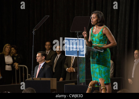 Orlando, FL. Stati Uniti d'America Agosto 5, 2012 - noi la First Lady Michelle Obama campagne in Orlando, stato di oscillazione in Florida, USA I-4 corridoio Foto Stock