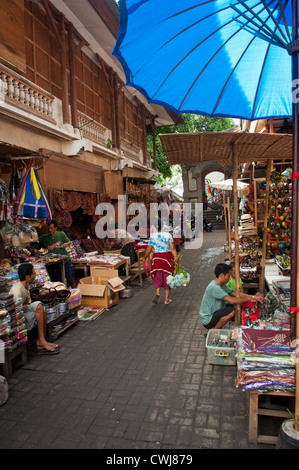 L'Ubud, Bali mercato pubblico è molto affollato e colorato posto con acquirenti e venditori in arrivo molto presto la mattina. Foto Stock